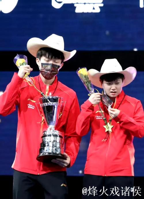 兴高采烈举起奖杯，没想到奖杯太重磕到下巴，赶紧揉揉，真是太萌了